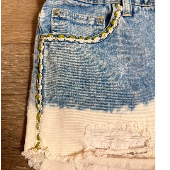 Free People Embroidered Denim 27" Cut Off Bleached Shorts Distressed Coachella‎ - Picture 2 of 5